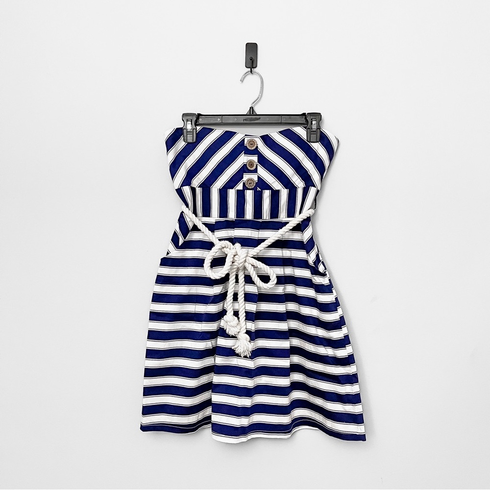 Sua Clothing - Women strapless dress.